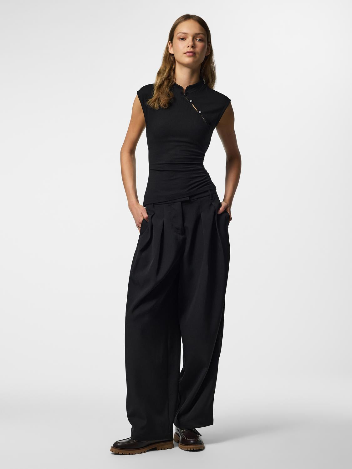 model_shot-front_full